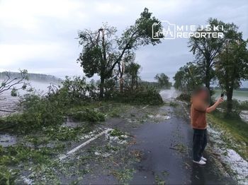 Potężna nawałnica nad Mazowszem. Zerwane dachy, powalone drzewa, zablokowane drogi. Jedna osoba nie żyje, jedna ranna