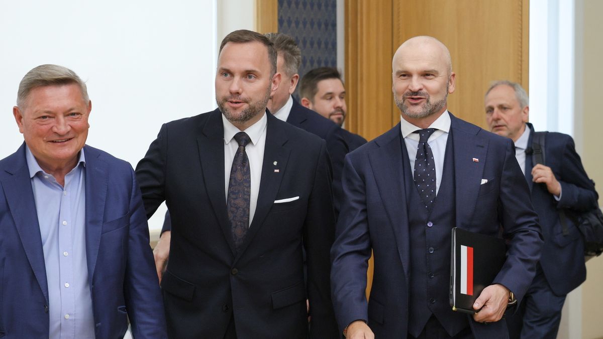 Na zdjęciu prezes Polskiej Rady Biznesu Wojciech Kostrzewa, koordynator projektu SprawdzaMy Adam Malinowski i Rafał Brzoska podczas czwartkowego spotkania w KPRM
