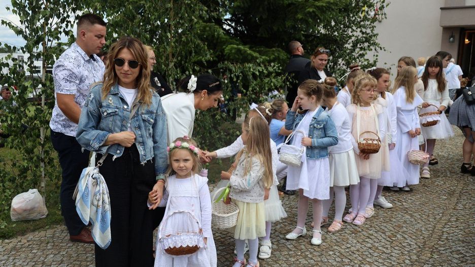 Procesja Bożego Ciała w Jankowie Dolnym. Dziewczynki z przejęciem sypały kolorowe kwiatki