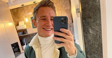 Rozweselony Jakub Rzeźniczak szczerzy się do lustra, a "zmartwiony" fan mu dogryza: "Zachowujesz się jak NASTOLATEK"