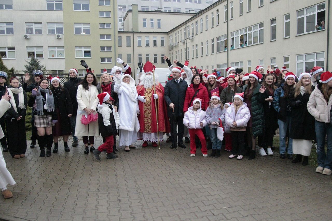 Rzeszów: Święty Mikołaj, który puka do szpitalnych okien. Piąty rok nadziei i uśmiechu