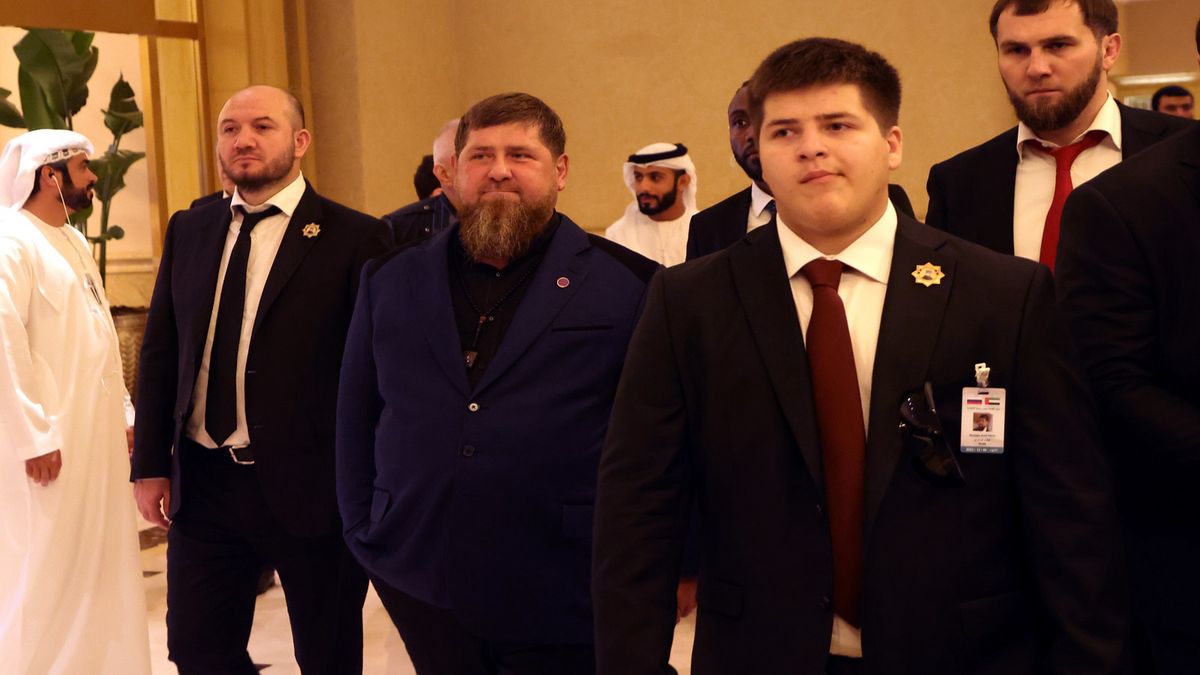Adam Kadyrow (na zdjęciu pierwszy z prawej), syn Ramzana.