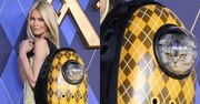 Claudia Schiffer przyszła na ściankę z kotem zamkniętym w PLASTIKOWYM PLECAKU! Internauci grzmią: "TO OKRUTNE" (ZDJĘCIA)