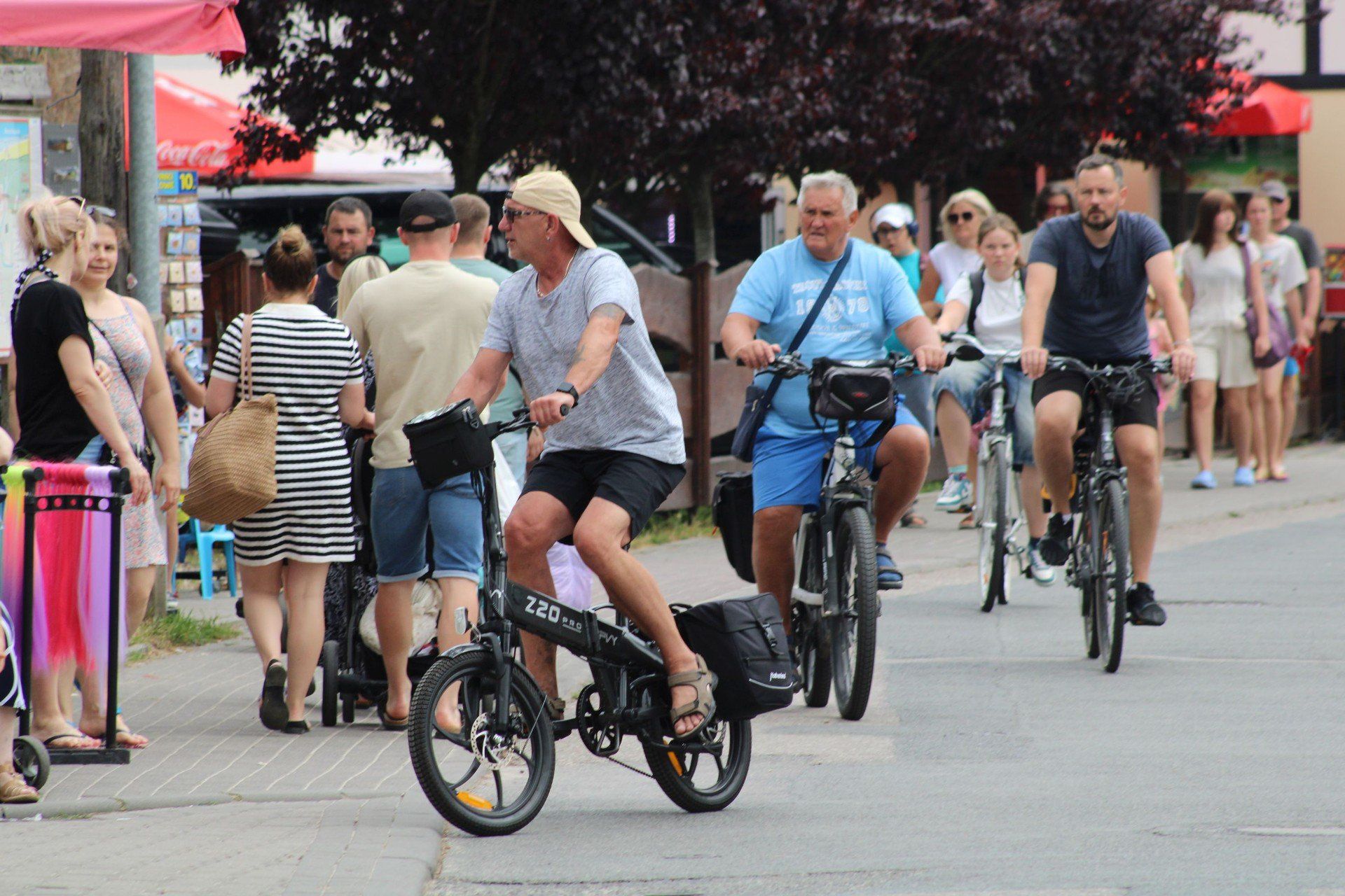 SARBINOWO CHŁOPY POZA PLAŻĄ