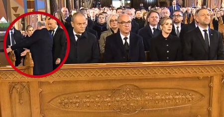 Pogrzeb Łukasza Litewki. Tusk i Nawrocki usiedli w jednej ławce
