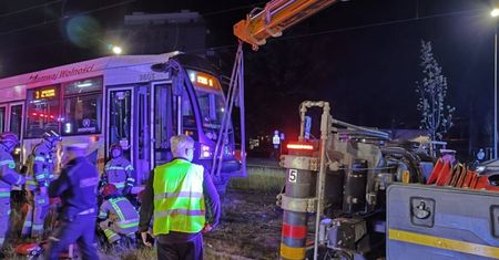 Dramatyczna akcja we Wrocławiu. Mężczyzna wpadł pod tramwaj