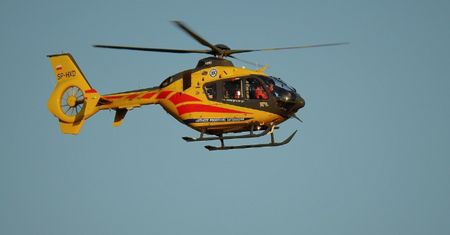 Dramatyczny wypadek w Pniu. Mężczyzna stracił rękę podczas pracy z piłą