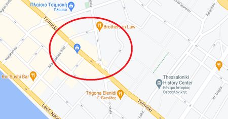 Z nudów przeglądał mapy Google. Znalazł samochód w... śmietniku