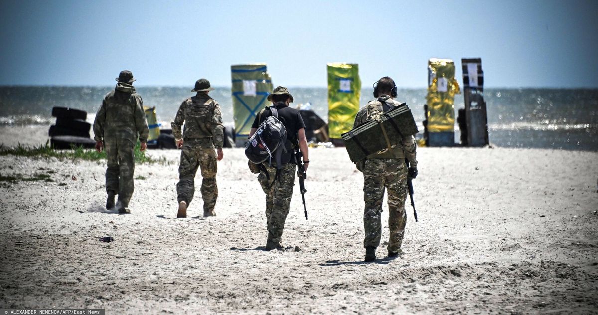 Rosyjscy ochotnicy patrolują plażę w okolicach Mariupola