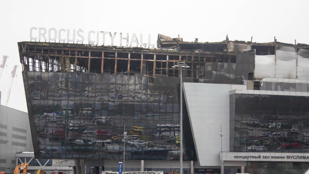 Budynek Crocus City Hall zniszczony po pożarze.