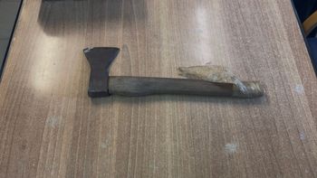 71-latek rzucił się z siekierą na policjantów! Chwile grozy w warszawskim bloku. Mężczyzna usłyszał poważne zarzuty