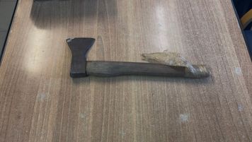 71-latek rzucił się z siekierą na policjantów! Chwile grozy w warszawskim bloku. Mężczyzna usłyszał poważne zarzuty