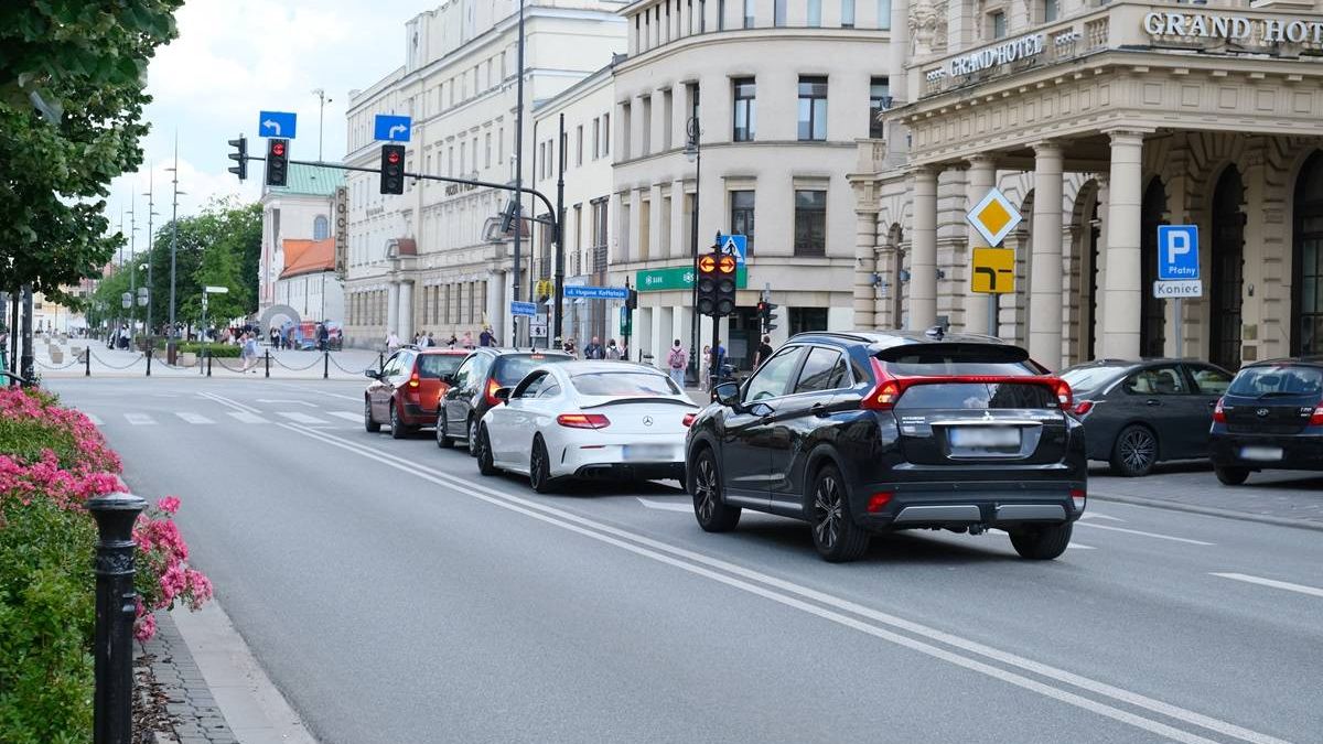Samochody stojące przed światłami na Krakowskim Przedmieściu w Lublinie