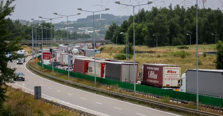 Utrudnienia na autostradzie pod Wrocławiem. Ciężarówki blokują drogę