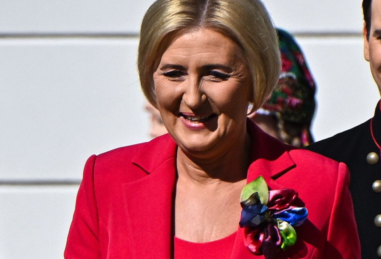 Była "cała w skowronkach". Miała na sobie najmodniejszy dodatek sezonu