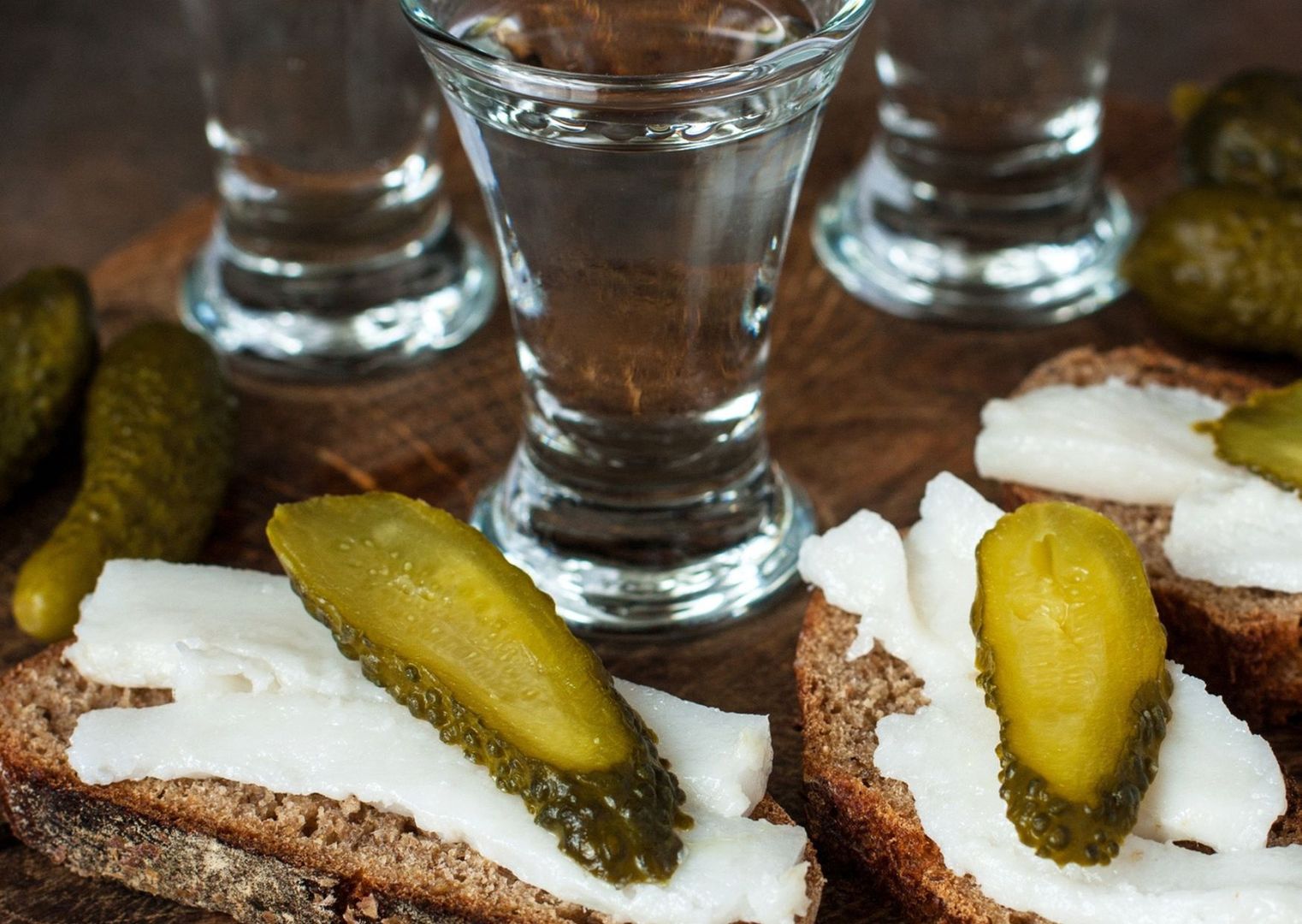 Połączenie alkoholu i tłustego jedzenia jest bardzo szkodliwe