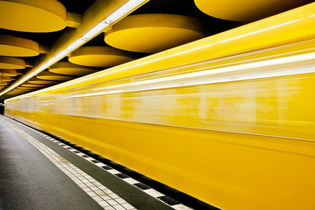 Patrick Kauffman to duński fotograf, który w cyklu „Berlin Underground" postanowił sportretować to nieprzeciętne miejsce. Patrick fotografował głównie w nocy unikając tłumów, spędził dwa tygodnie w metrze koncentrując się na różnorodności architektonicznej tego miejsca.