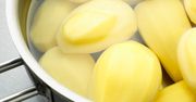 Dodaj to do gotujących się ziemniaków. Już nigdy nie zjesz ich inaczej