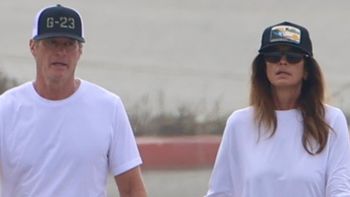 Pogrążona w żałobie Cindy Crawford spaceruje z mężem po plaży w Malibu. Rodzice Presleya nie puszczali swoich dłoni (FOTO)