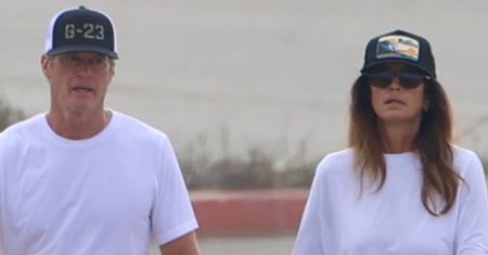 Pogrążona w żałobie Cindy Crawford spaceruje z mężem po plaży w Malibu. Rodzice Presleya nie puszczali swoich dłoni (FOTO)
