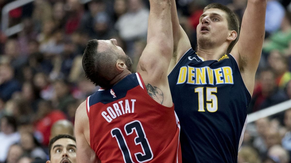 Nikola Jokić w konfrontacji z Marcinem Gortatem