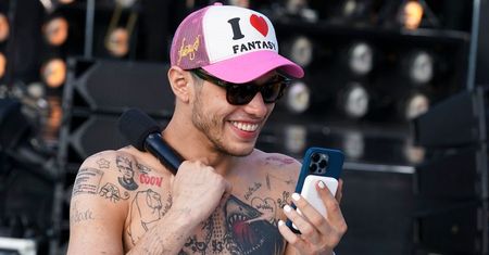 Pete Davidson usuwa ponad 200 TATUAŻY, na które wydał ponad 200 tys. dolarów. "To jak położyć rękę na grillu i spalić warstwę skóry"
