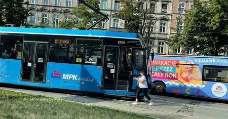 Wrocław. Wyskoczyła z kabiny i uratowała rannego ptaszka. Motornicza bohaterką!