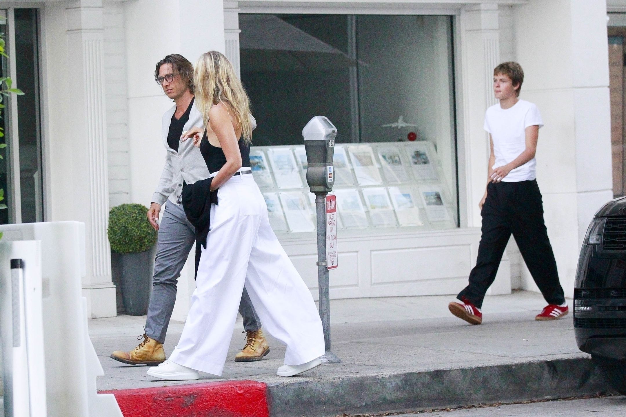 Gwyneth Paltrow mknie do modnej knajpki z mężem i nastoletnim synem