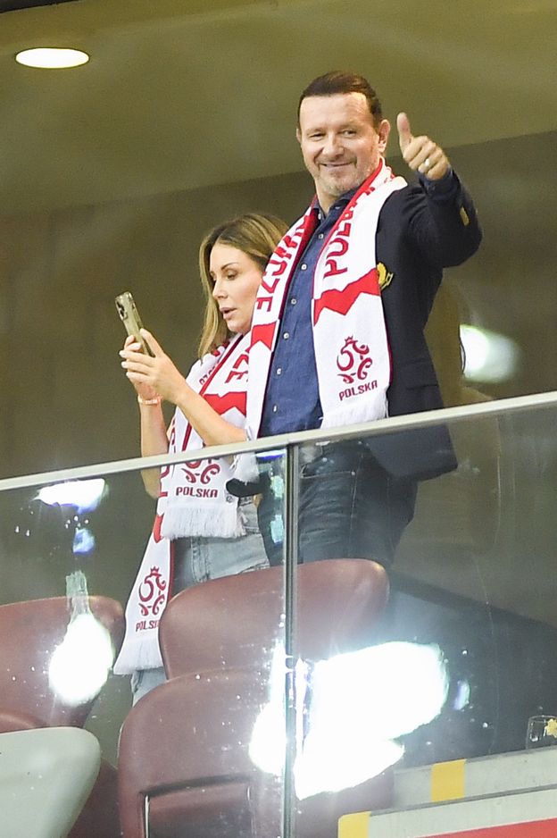 Radosław Majdan "śmieszkuje" z Małgorzaty Rozenek, która w podróż zabrała... ROWER. "Na lotnisku NIGDY nie jest nerwowo"