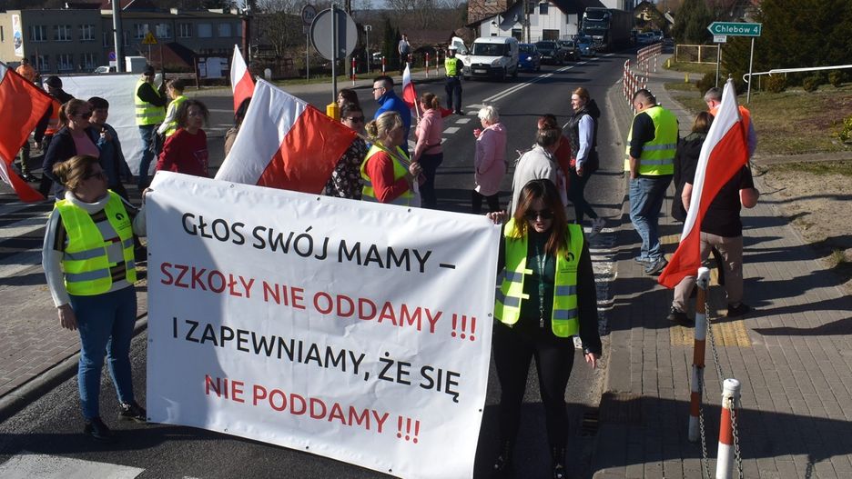 Rodzice i nauczyciele walczą o szkołę w Gęstowicach