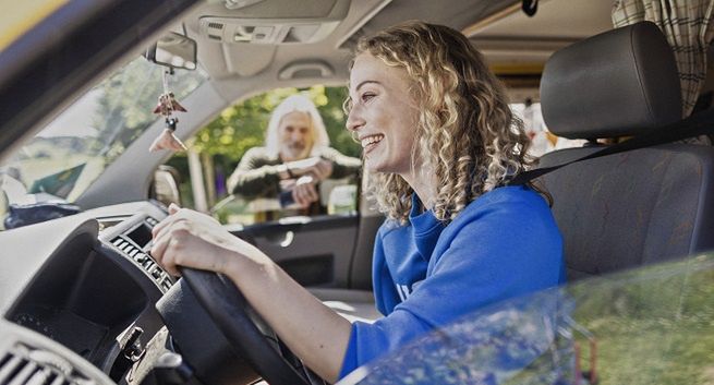 Allianz w nowej kampanii "Jesteśmy z Tobą" przekonuje do ubezpieczeń