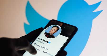 Elon Musk zmienił zdanie i zablokował profil na Twitterze. Co z "wolnością słowa"?