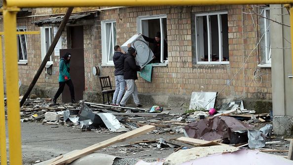 Rosjanie masowo kradną Ukraińcom m.in. pralki. Na zdjęciu mieszkańcy Kijowa z odzyskaną pralką, z której Rosjanie wyjęli części