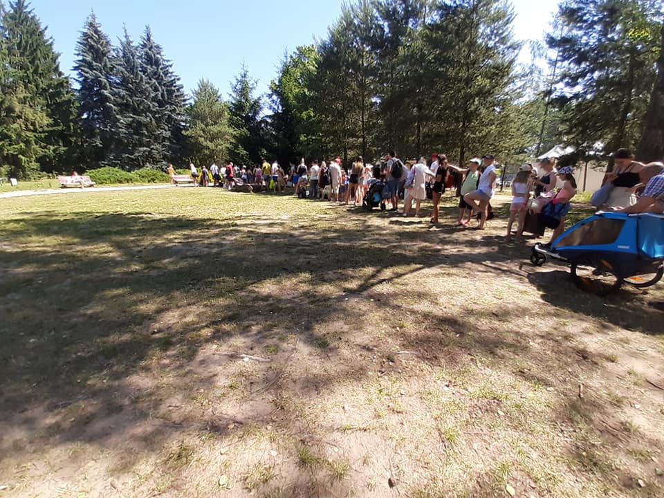 Kolejka na basen w warszawskim Powsinie 