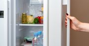 Weź kartę i włóż w drzwi lodówki. Możesz zaoszczędzić sporo pieniędzy