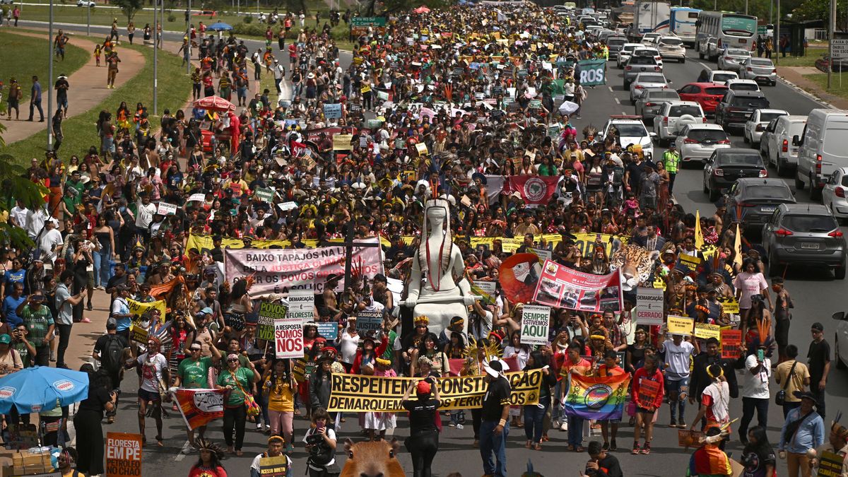 Rdzenni mieszkańcy Amazonii protestują.
