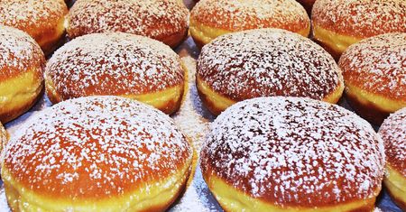 Ile kalorii ma pączek? Sprawdź, czy to faktycznie tylko 300 kcal