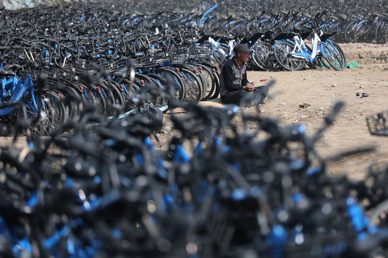Rowery to w Chinach bardzo powszechny sposób przemieszczania się z miejsca na miejsce. Na ulicach wielu miast stoją pojazdy, które można wypożyczyć. Wiele firm zaangażowało się w ten biznes, lecz nie wszystkim to wyszło. Jednym z przykładów jest Bluegogo – ogromny dostarczyciel rowerów, który zaczął składować rowery na sporym terenie w Pekinie.