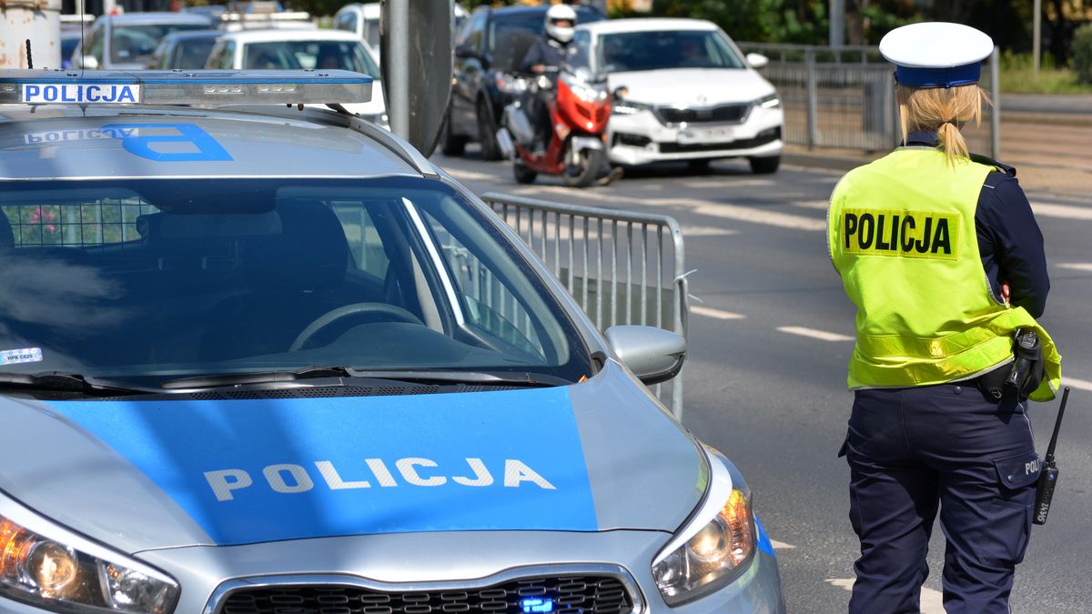 policjanci, ruch, drogowy, policja, polska, zabezpieczenie, radiowóz, samochód, niebieskie, alarmowo, pomoc, na sygnale, na ulicy, policjantka, kamizelka, odblaskowa, zgromadzenie, ulica, szyk, blokada, ulicy, prewencja, policjant, funkcjonariusz, tarcze, tarcza, gaz, tyraliera, marsz, covid-19, patrol, noc, miasto, regulacja ruchem, drogówka, gliny