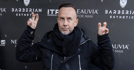 Nergal chwali się tym, jaki jest rozciągnięty. "Baletniczka" komentują fani