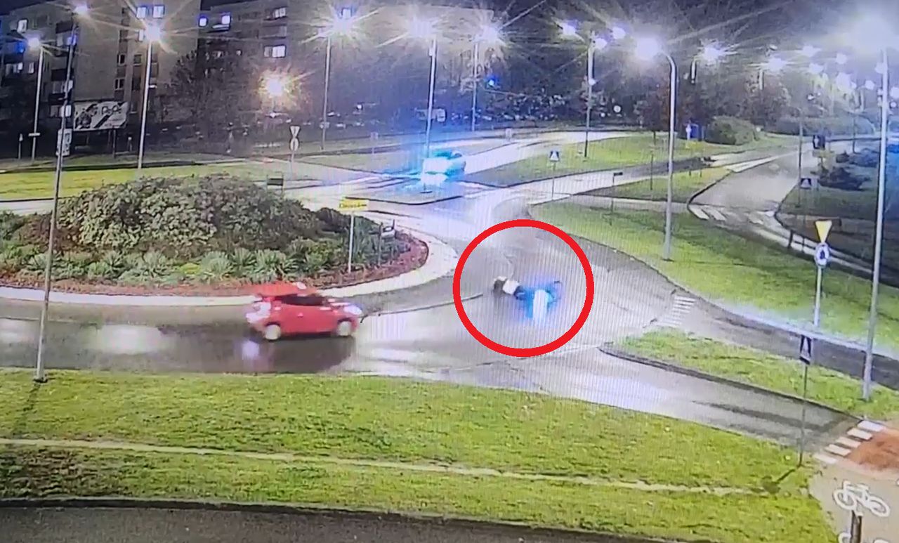 Poślizgnął się i wpadł pod koła. Dramatyczny wypadek rowerzysty w Zielonej Górze