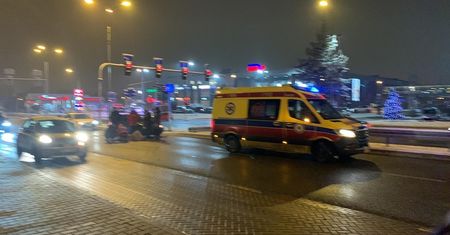 Potrącenie na al. Spółdzielczości Pracy. Kobieta trafiła do szpitala