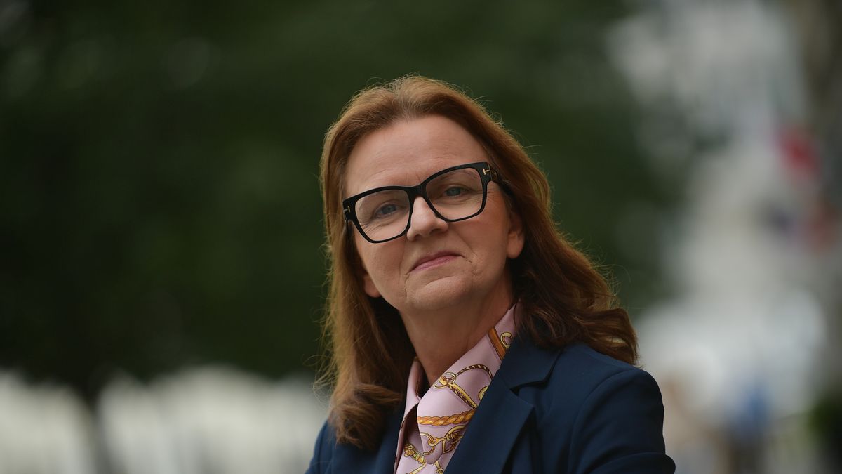 Warszawa, 24.08.2022. Prezes Zakładu Ubezpieczeń Społecznych Gertruda Uścińska przed siedzibą Polskiej Agencji Prasowej w Warszawie, 24 bm. Gertruda Uścińska była gościem Studia PAP. (sko) PAP/Marcin Obara ***Zdjęcie do depeszy PAP pt. Prezes ZUS: w czwartek rusza wypłata 14. emerytury, w pierwszej transzy świadczenie otrzyma 1,6 mln osób***