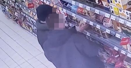 Próbowali wyjść ze Stokrotki z kawami, za które nie zapłacili. Wynikła przepychanka z pracownikami, byli agresywni
