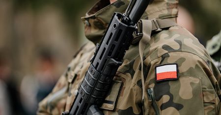 Młody żołnierz skazany. Szantażował i gwałcił nastolatki