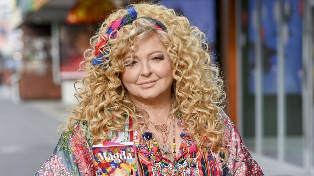 scena z: Magda Gessler, SK:, , fot. AKPAGwiazdy DDTVN, Gwiazdy DDTVN - niedziela, listopad 2021, kobieta, opaska, wisiorki, wisiorki na szyi, Magda Gessler