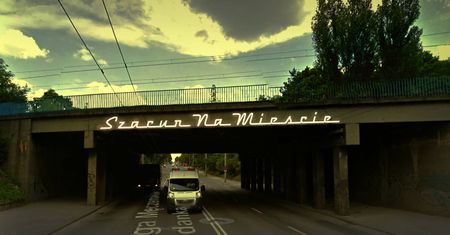 "Szacun na dzielni. Szacun na mieście." Neony nad Drogą Męczenników Majdanka