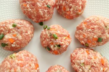 Na obiad robię kotlety radzionkowskie. Są soczyste, chociaż używam chudego mięsa