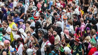 Poznań: "Szturm na MTP". Tłumy wbiegły przez barierki. Tak rozpoczął się Pyrkon 2026, największy taki festiwal w tej części Europy!