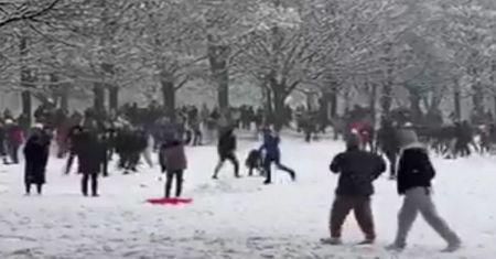 Obrzucali się śnieżkami. Po chwili robił to cały park. Słono za to zapłacą